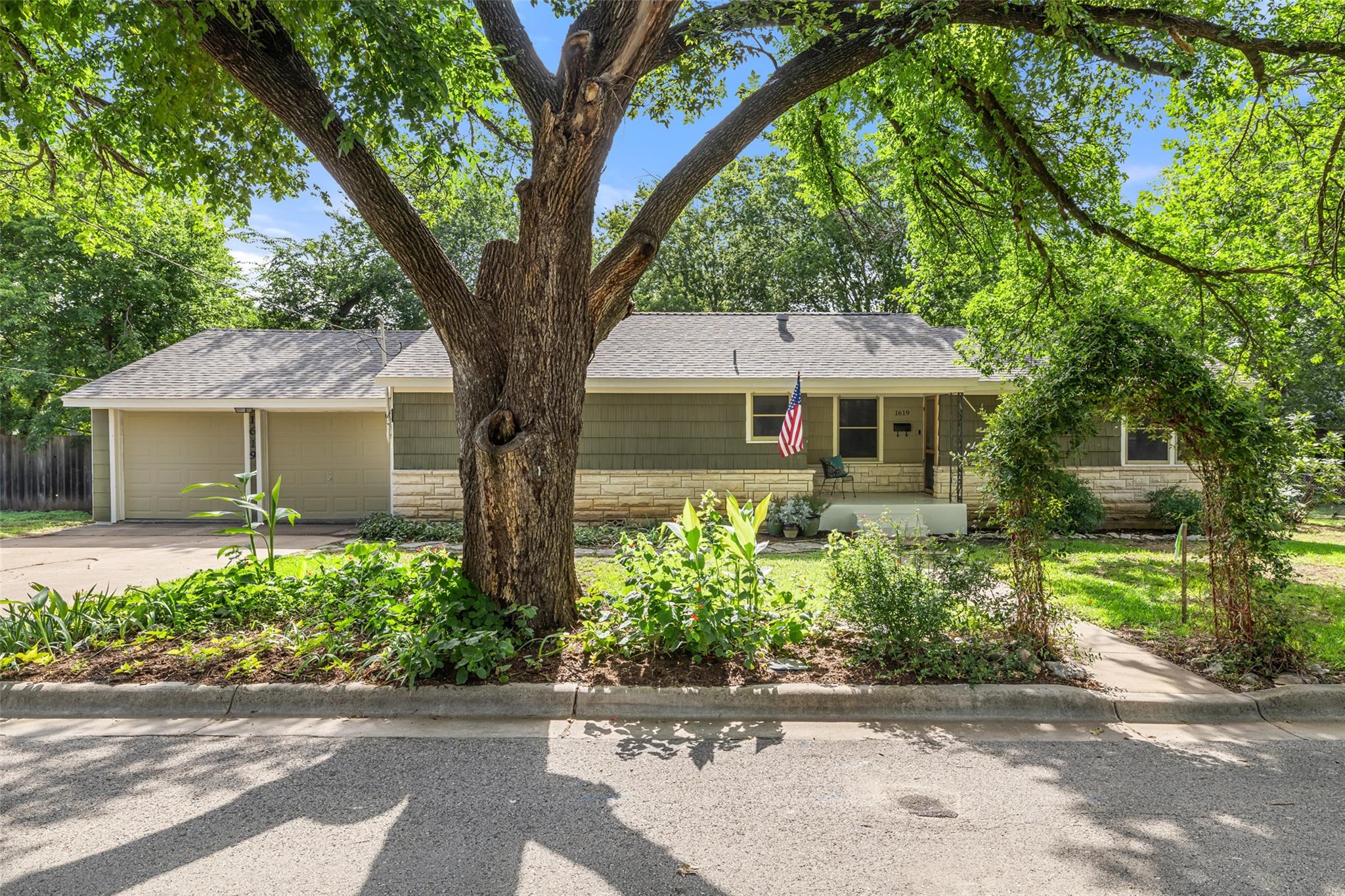 1619 S College St, Georgetown, TX 78626