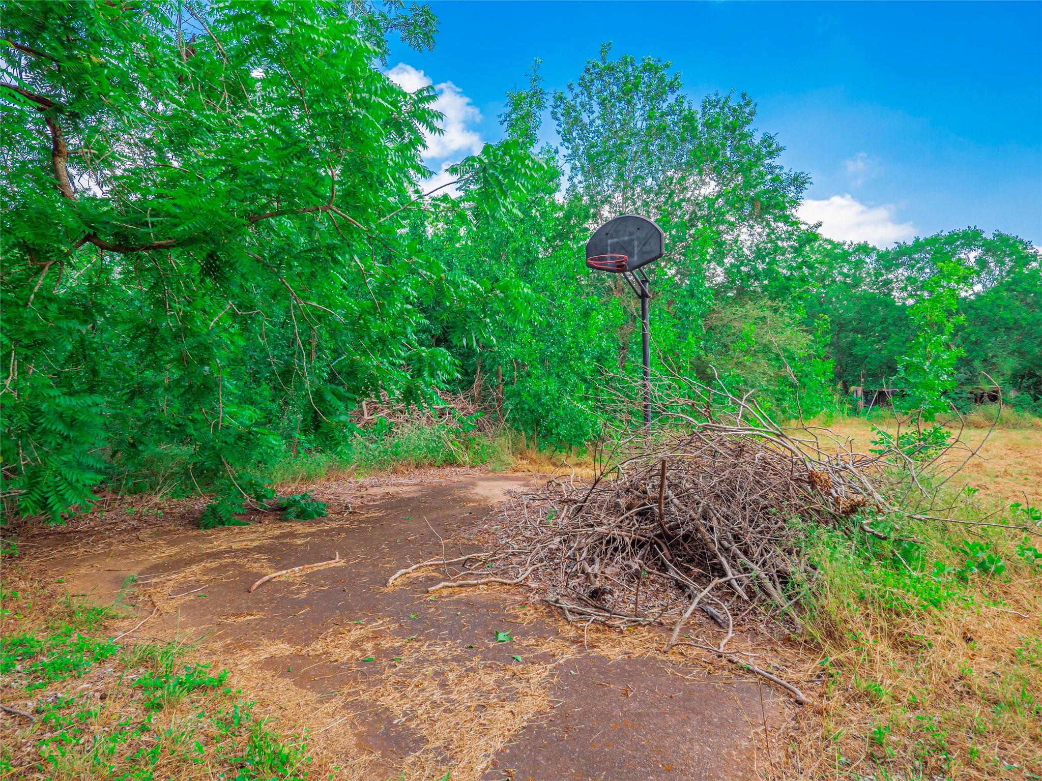 3104 S Main St, Taylor, TX 76574