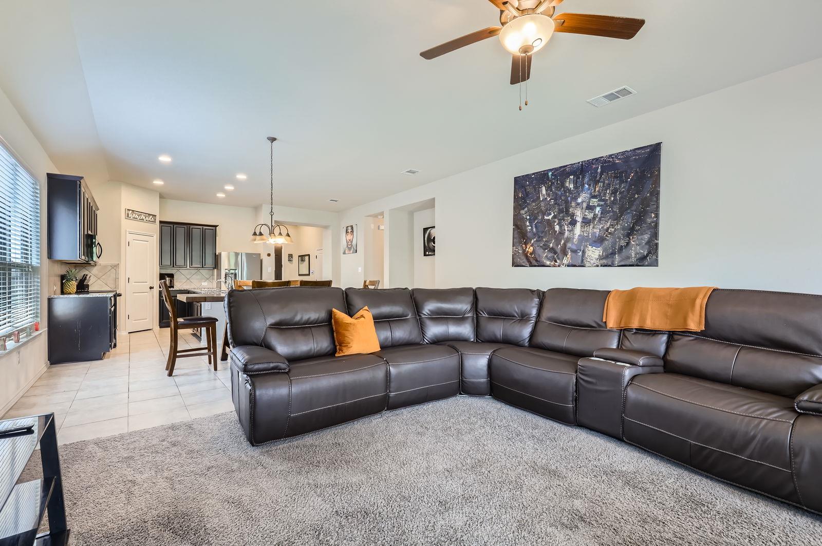 127 Scotsburg St, Hutto, TX 78634