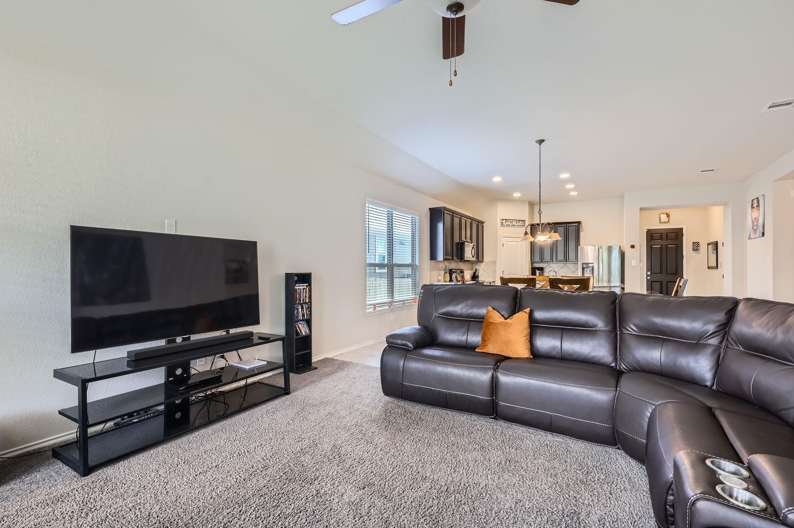 127 Scotsburg St, Hutto, TX 78634