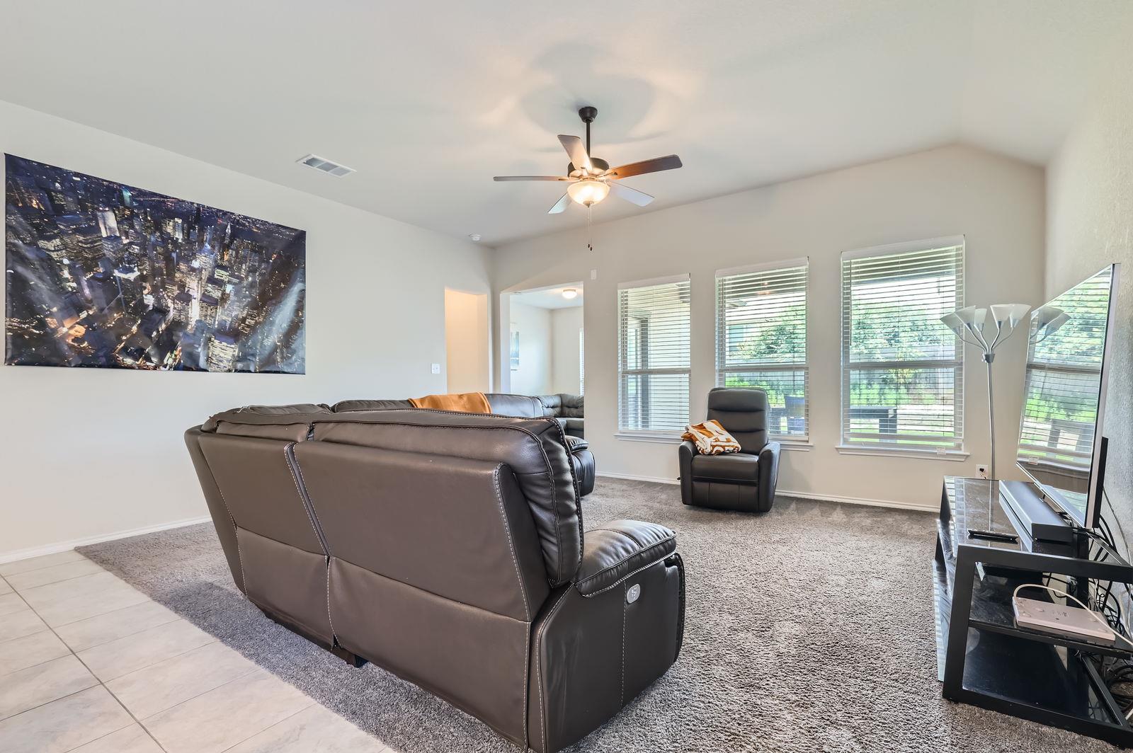 127 Scotsburg St, Hutto, TX 78634