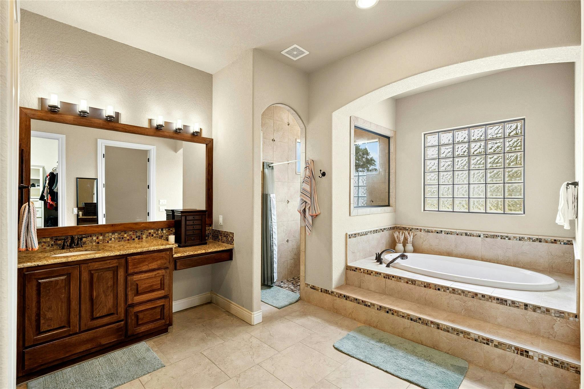 1073 Las Brisas Dr, Canyon Lake, TX 78133