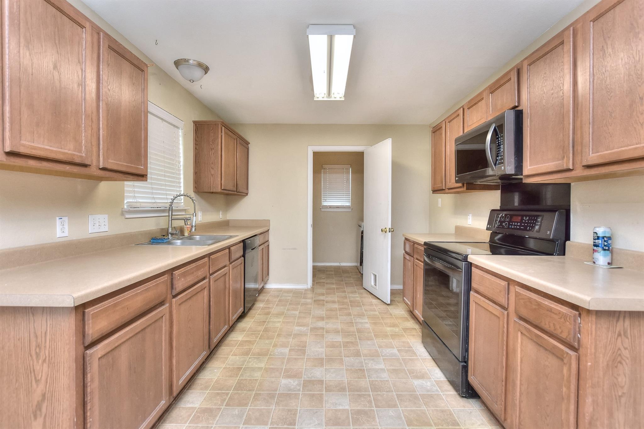 125 Holland St, Hutto, TX 78634