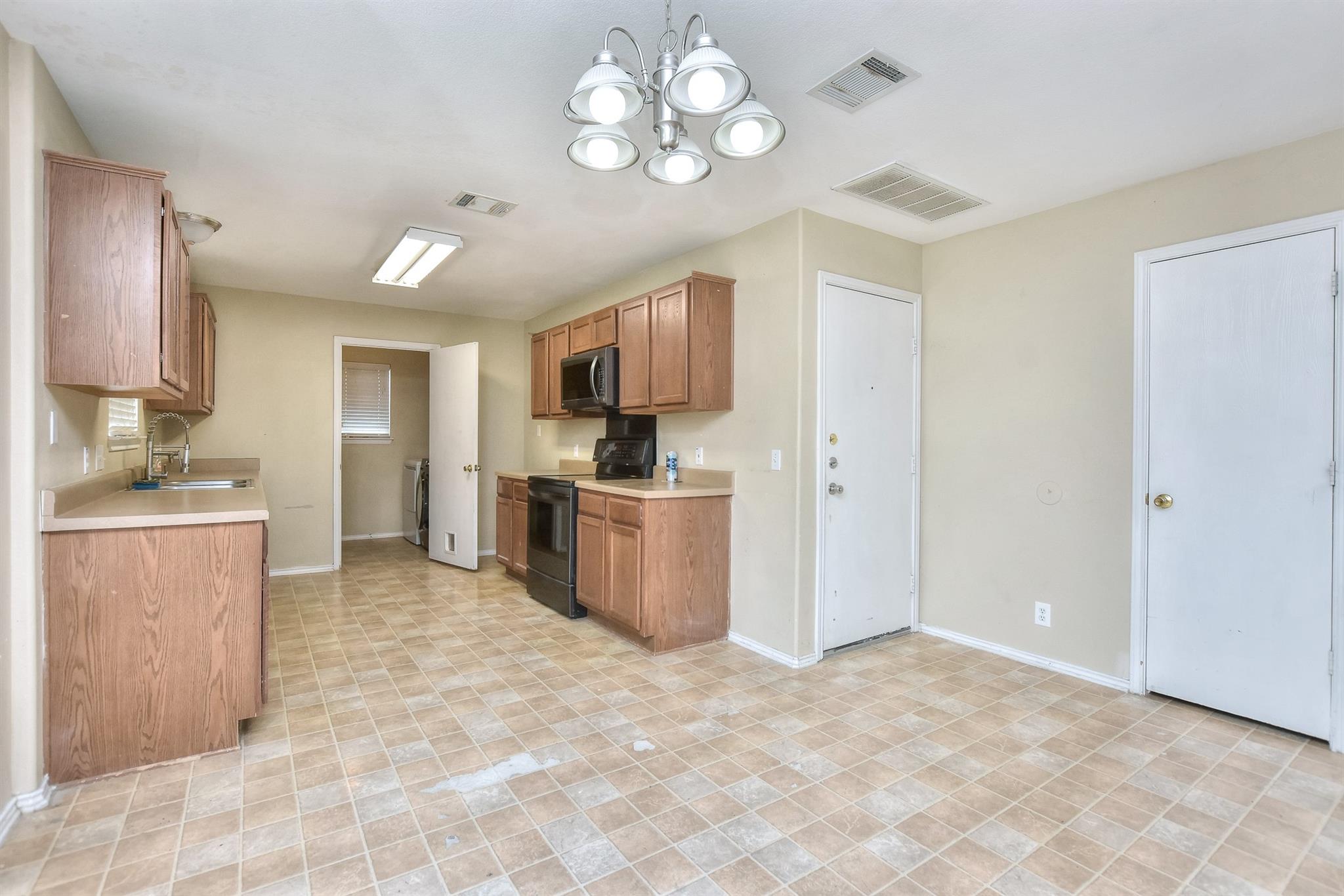 125 Holland St, Hutto, TX 78634