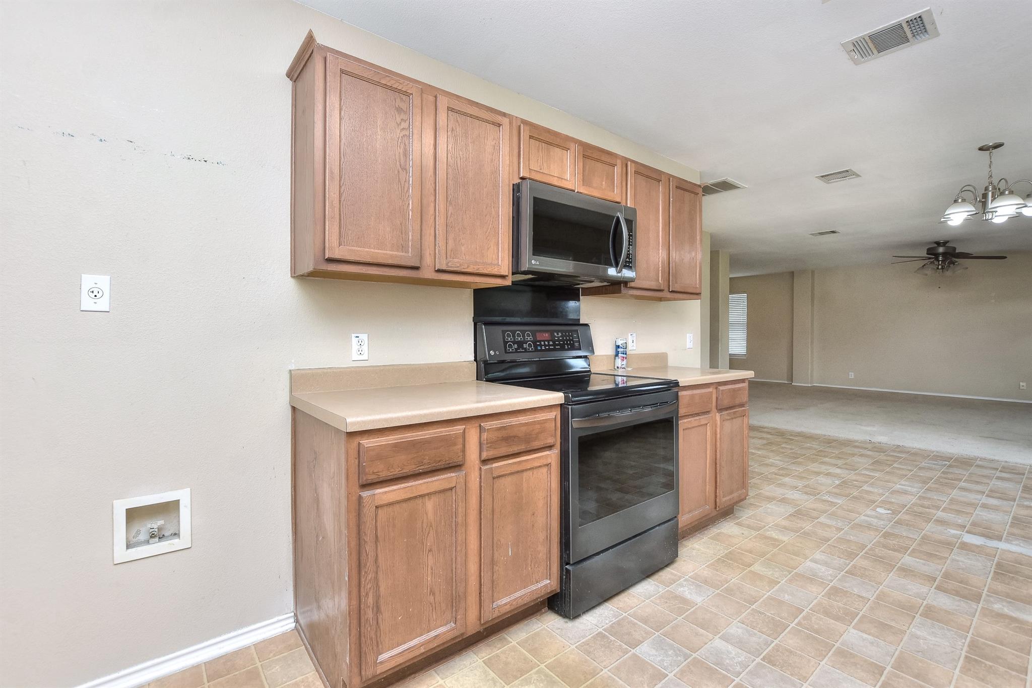 125 Holland St, Hutto, TX 78634
