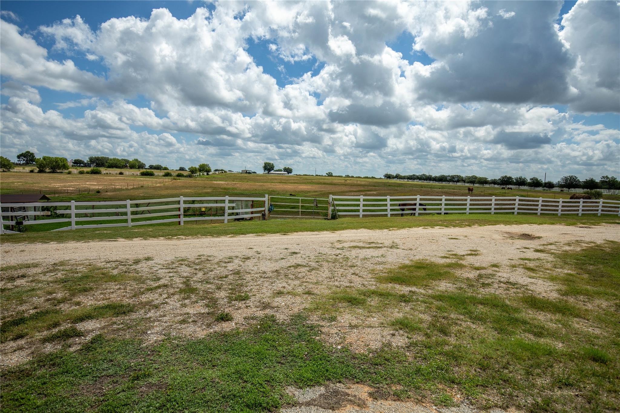 404 Annies Ln, La Vernia, TX 78121