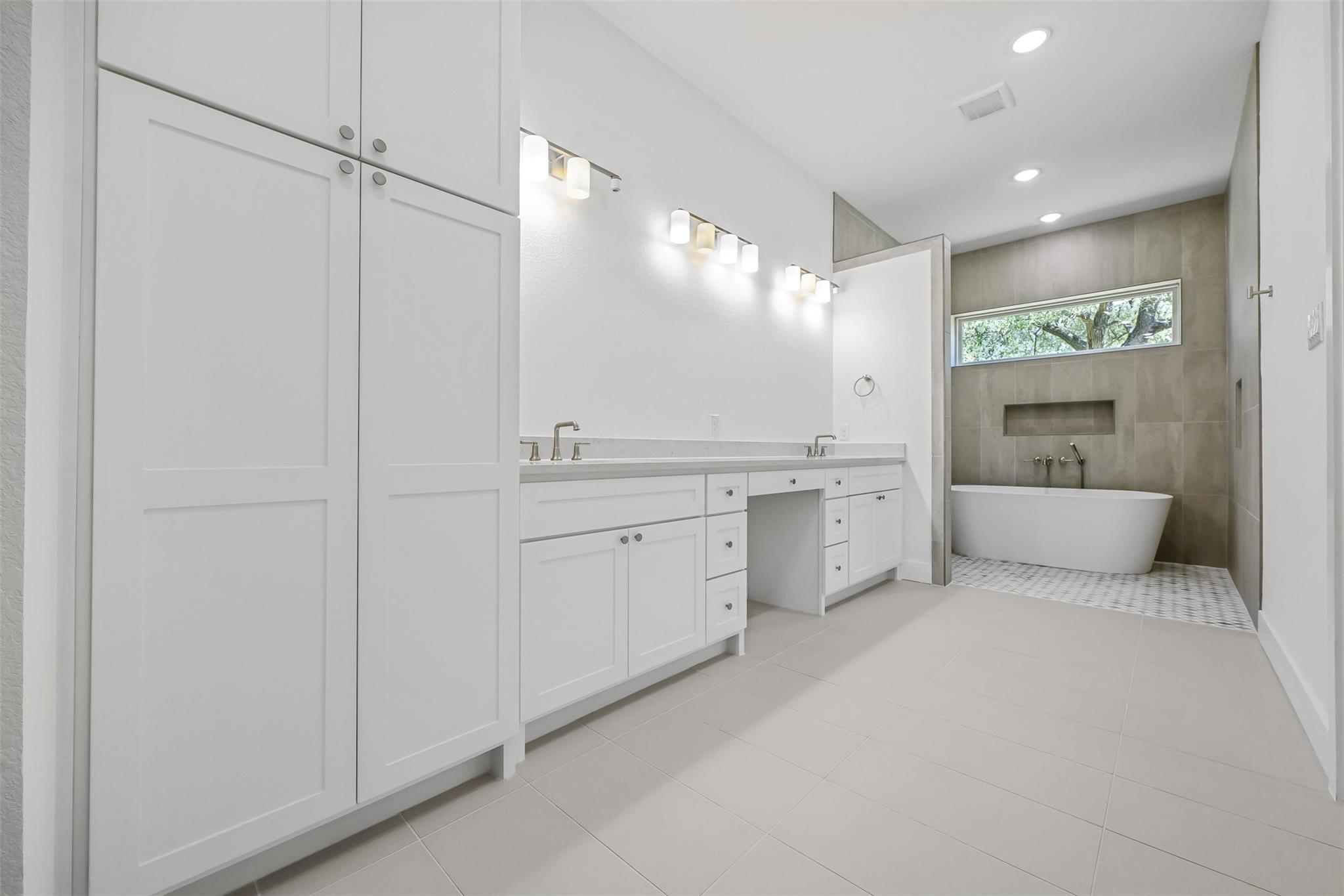 609 Cowal Dr S, Briarcliff, TX 78669