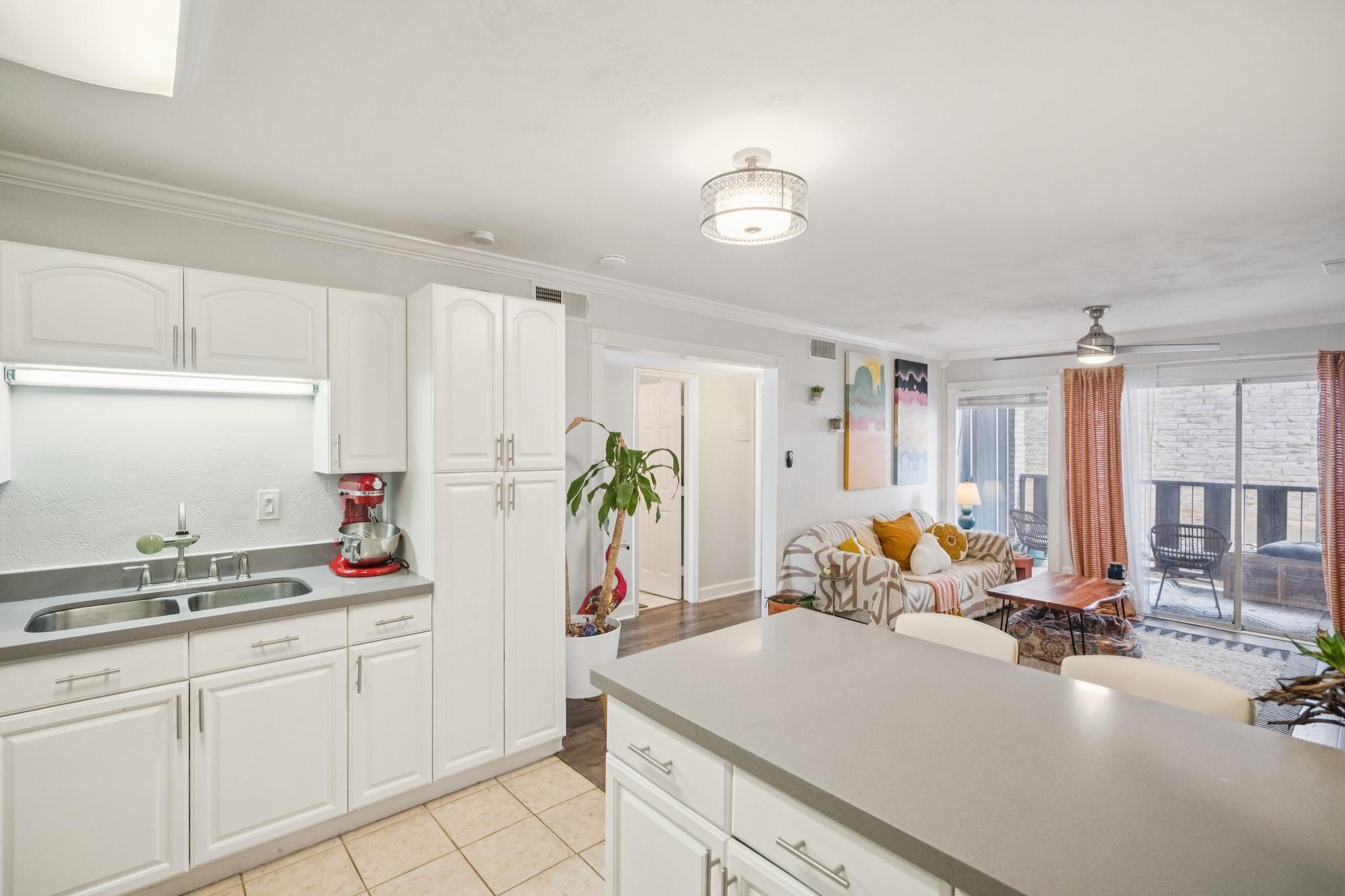 1304 Summit St # 107, Austin, TX 78741