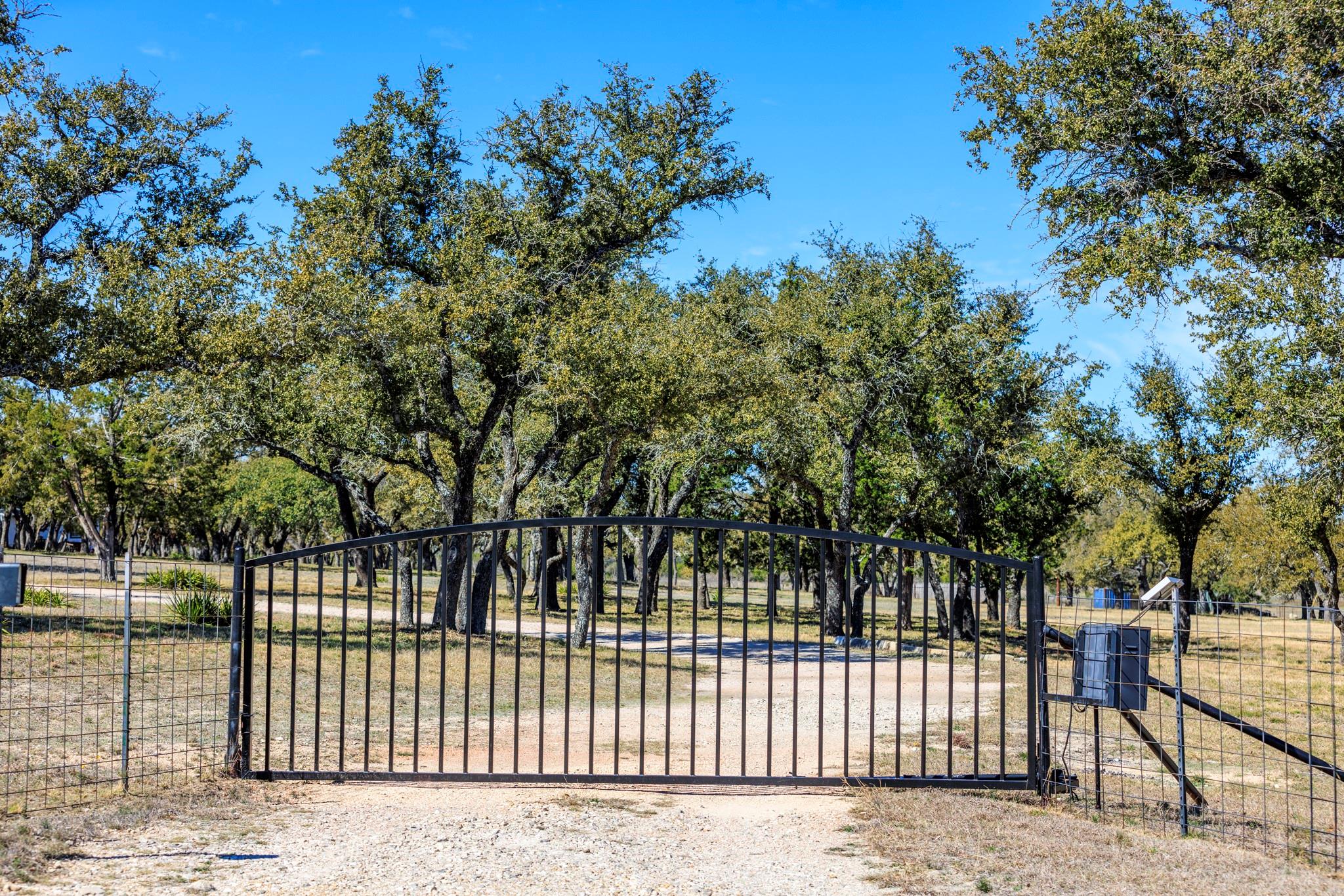 434 Gold Schaefer Rd, Fredericksburg, TX 78624