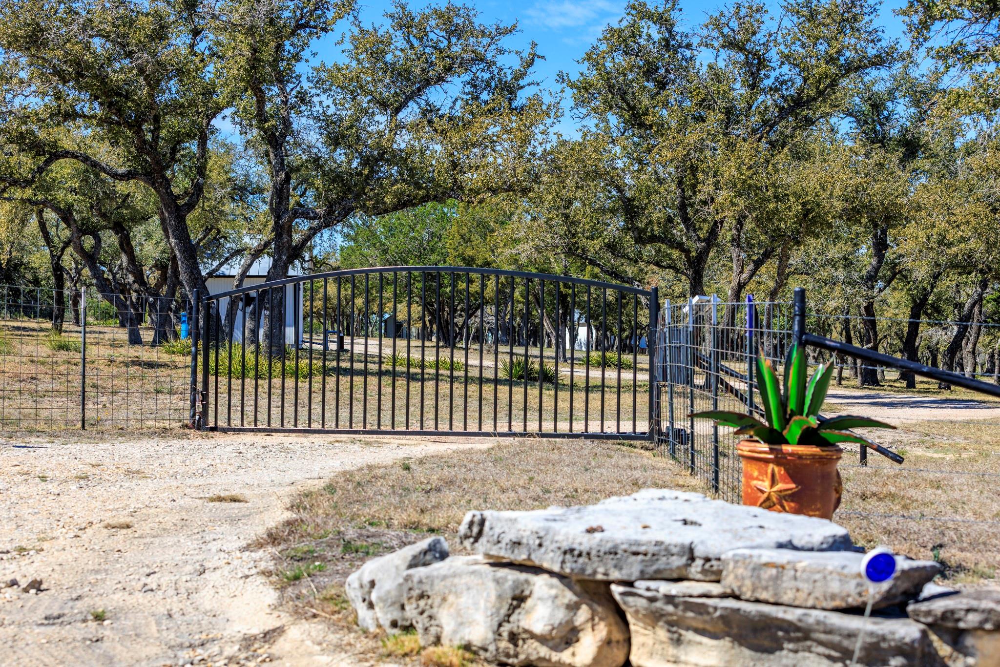 434 Gold Schaefer Rd, Fredericksburg, TX 78624