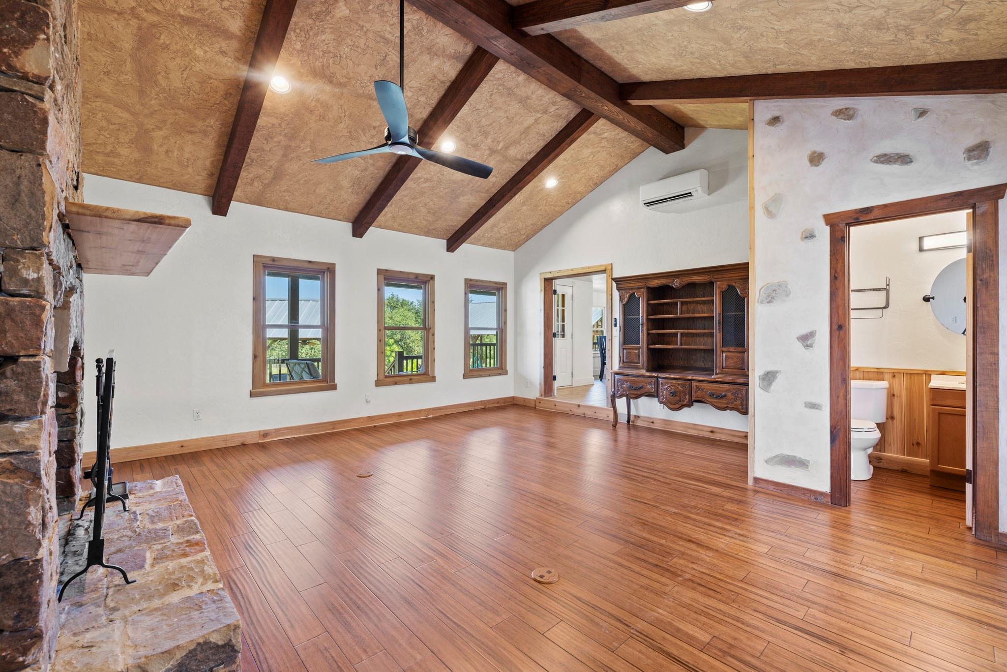 434 Gold Schaefer Rd, Fredericksburg, TX 78624