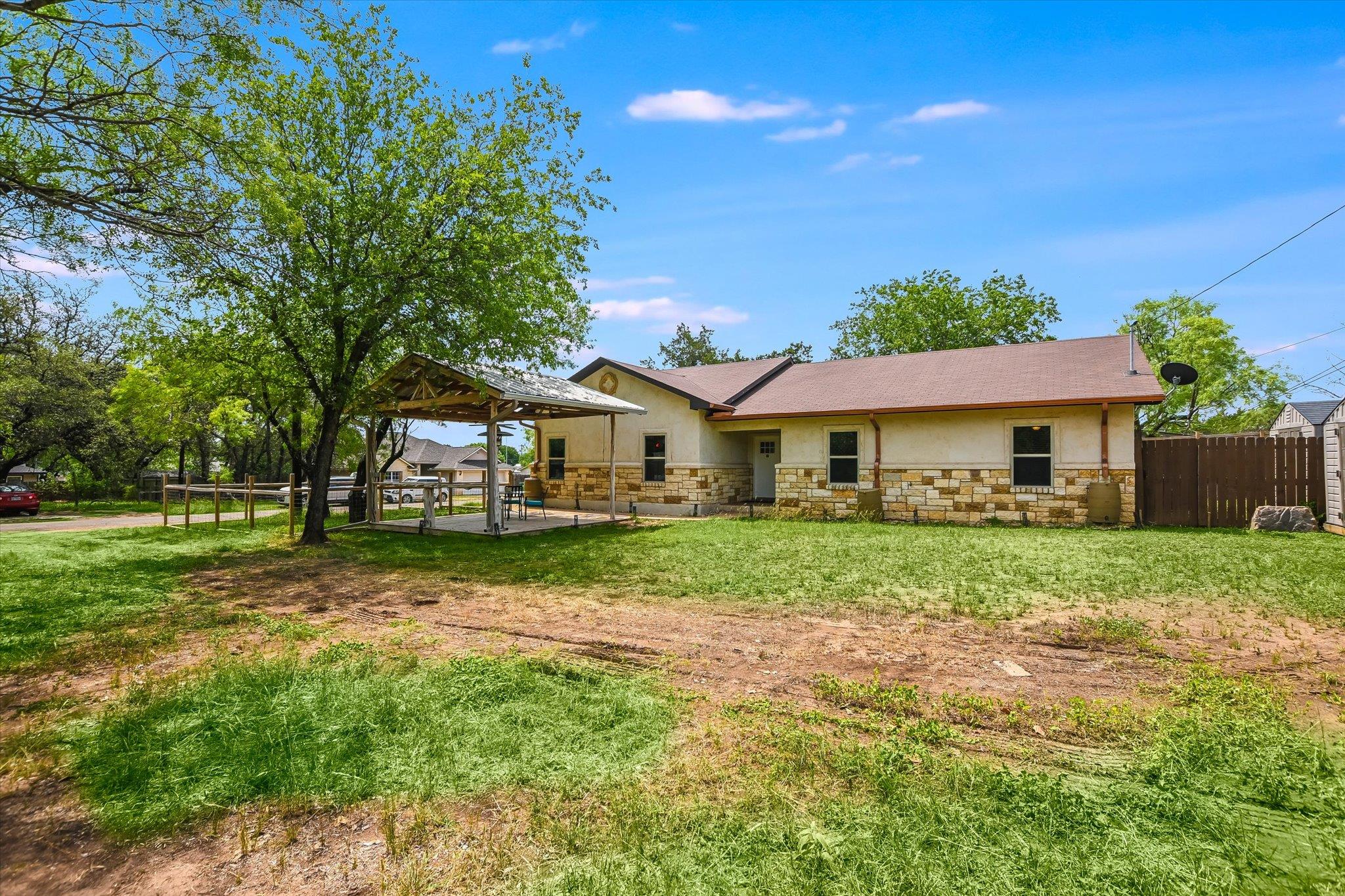 614 Maple Ln, Cottonwood Shores, TX 78657