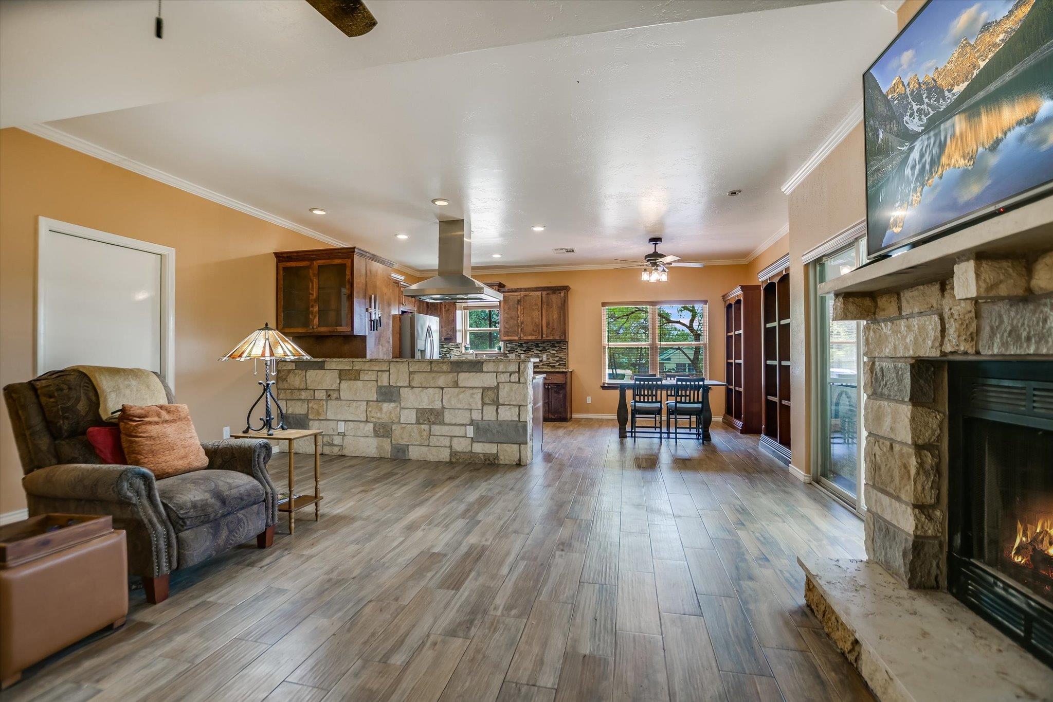 614 Maple Ln, Cottonwood Shores, TX 78657