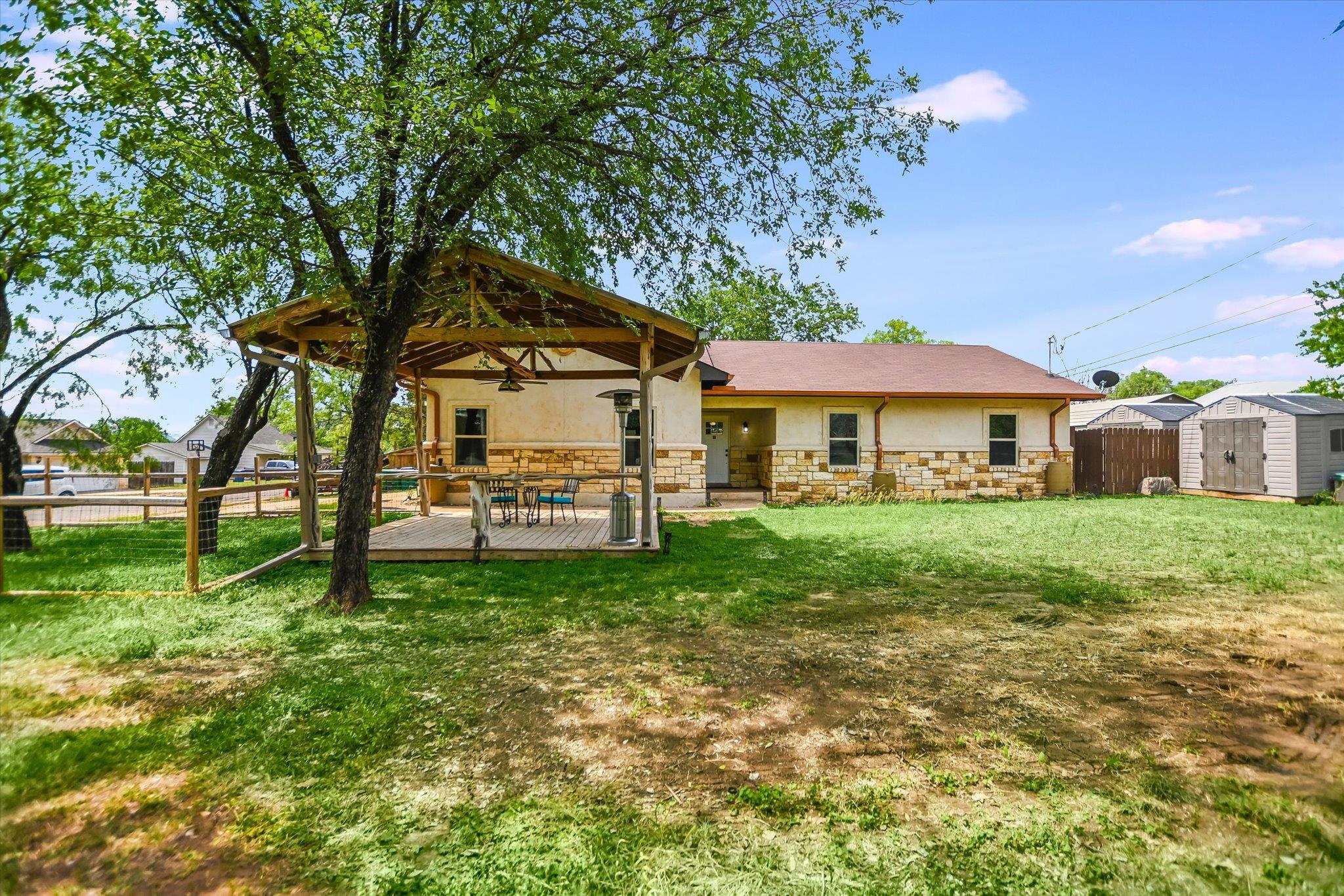 614 Maple Ln, Cottonwood Shores, TX 78657