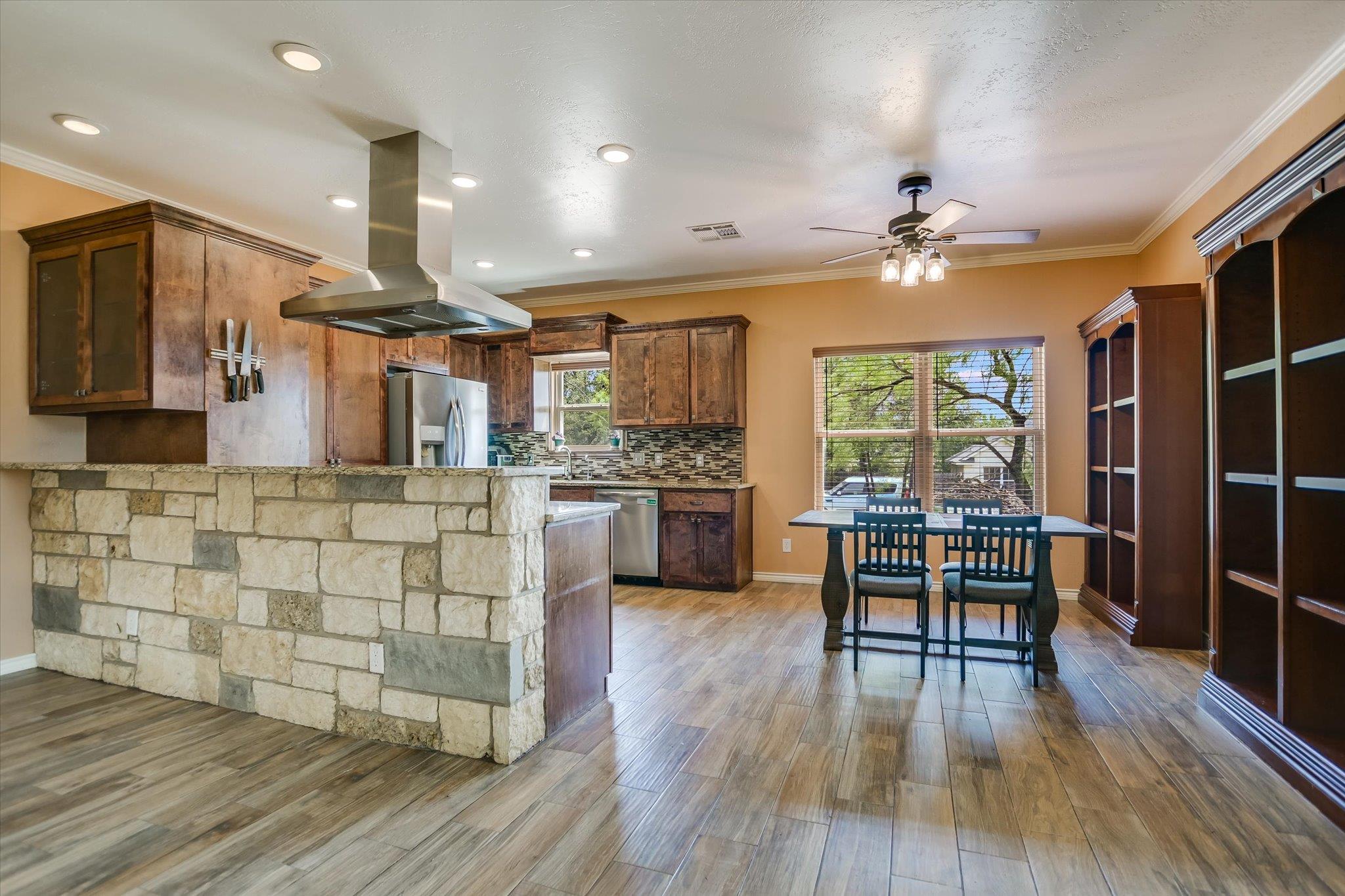 614 Maple Ln, Cottonwood Shores, TX 78657