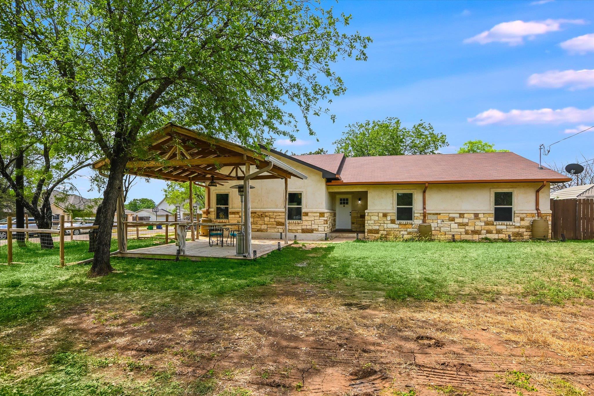 614 Maple Ln, Cottonwood Shores, TX 78657