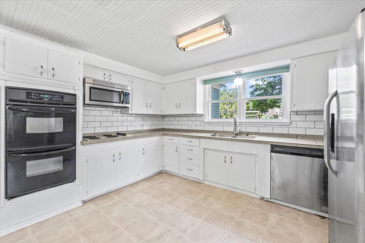 1223 Cecelia St, Taylor, TX 76574