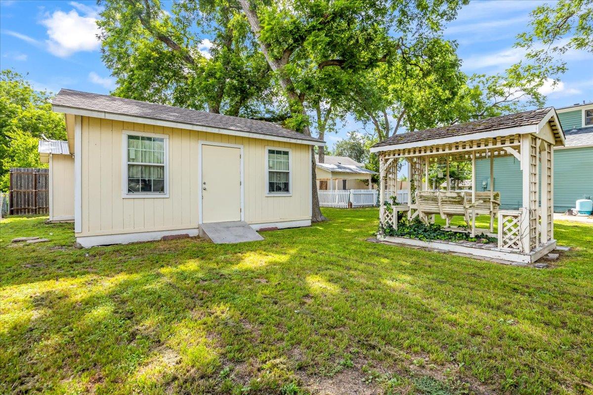1223 Cecelia St, Taylor, TX 76574