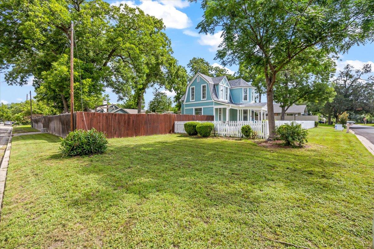 1223 Cecelia St, Taylor, TX 76574