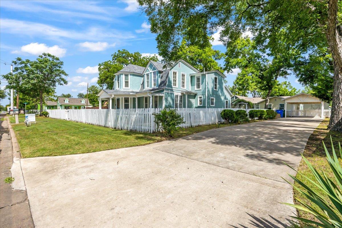 1223 Cecelia St, Taylor, TX 76574