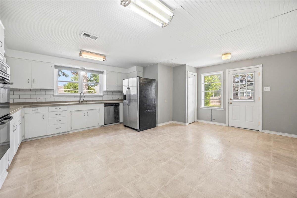 1223 Cecelia St, Taylor, TX 76574