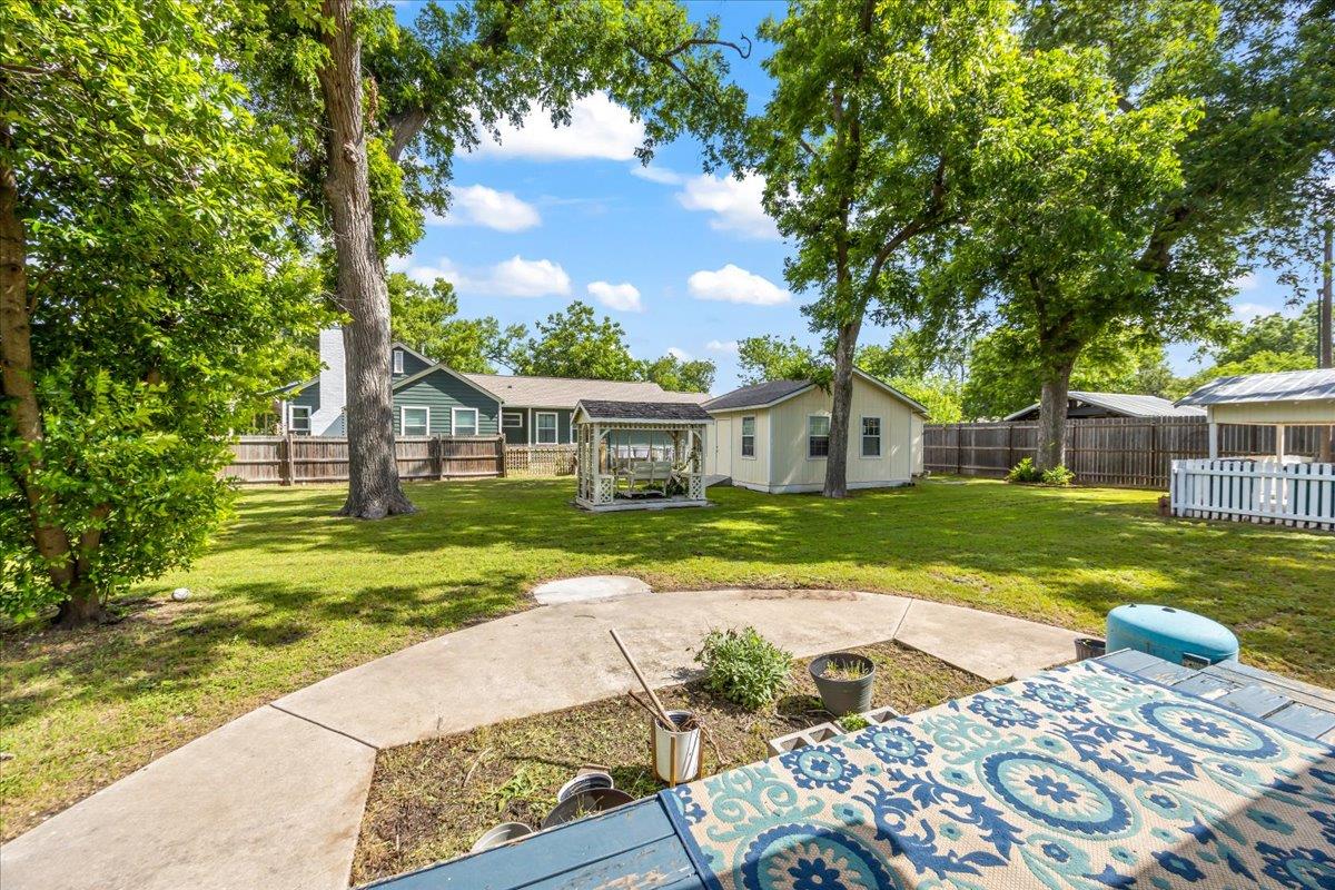 1223 Cecelia St, Taylor, TX 76574