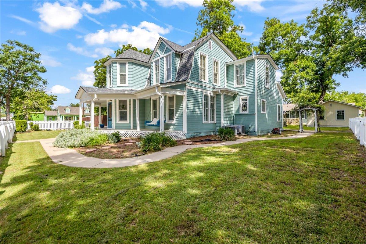 1223 Cecelia St, Taylor, TX 76574