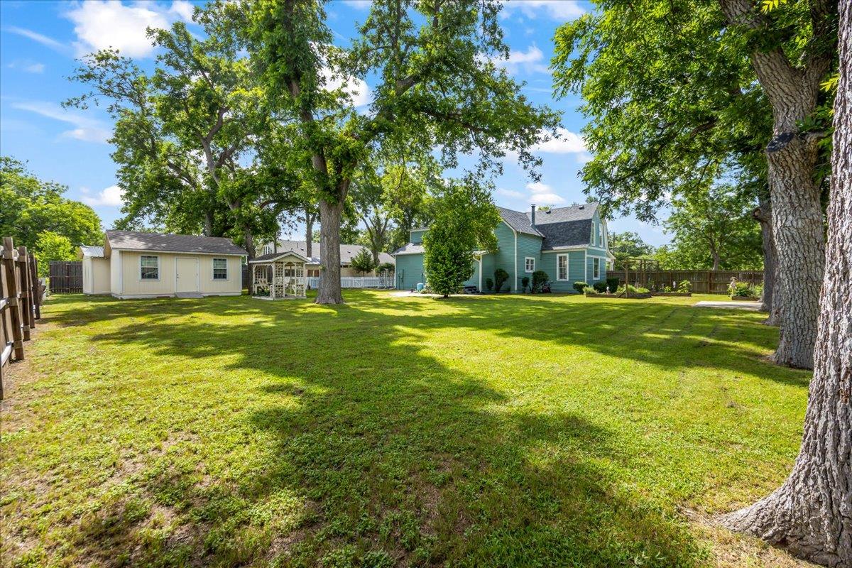 1223 Cecelia St, Taylor, TX 76574