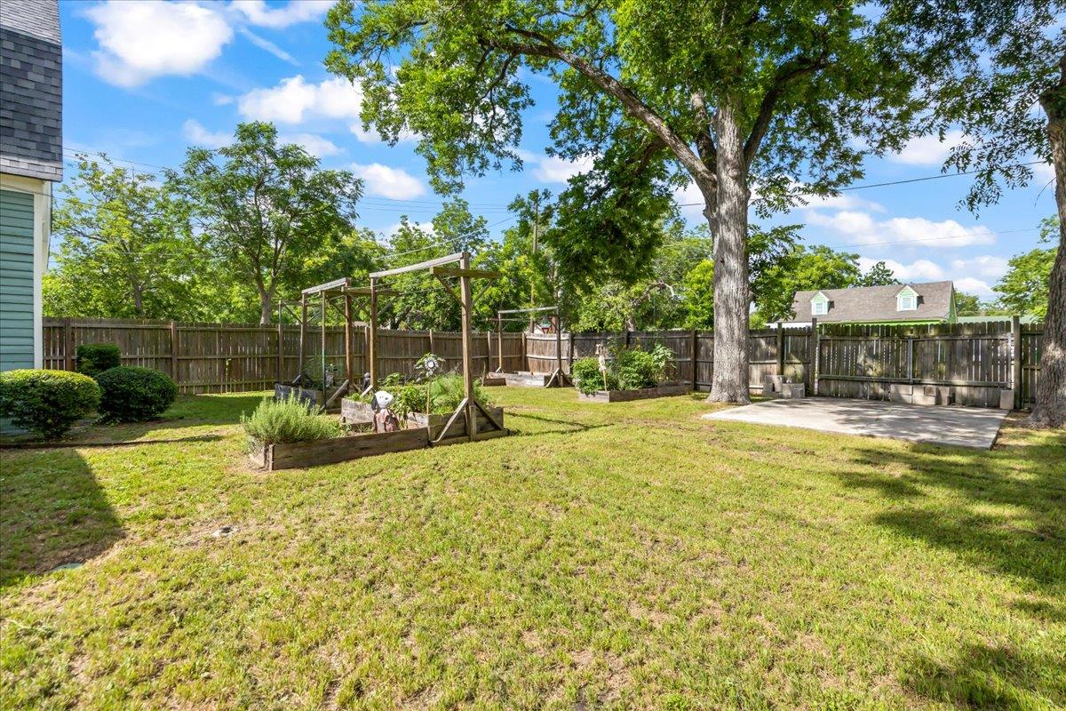 1223 Cecelia St, Taylor, TX 76574