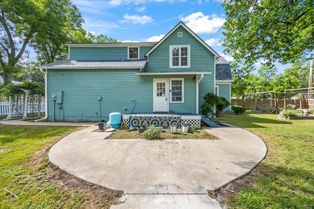 1223 Cecelia St, Taylor, TX 76574