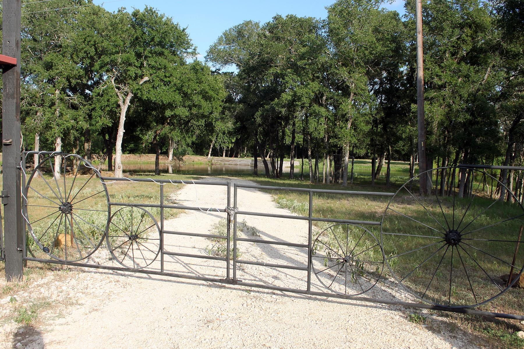 900 Old Lytton Springs Rd, Lockhart, TX 78644