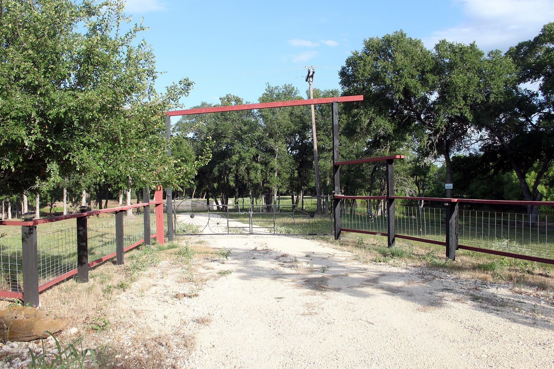 900 Old Lytton Springs Rd, Lockhart, TX 78644