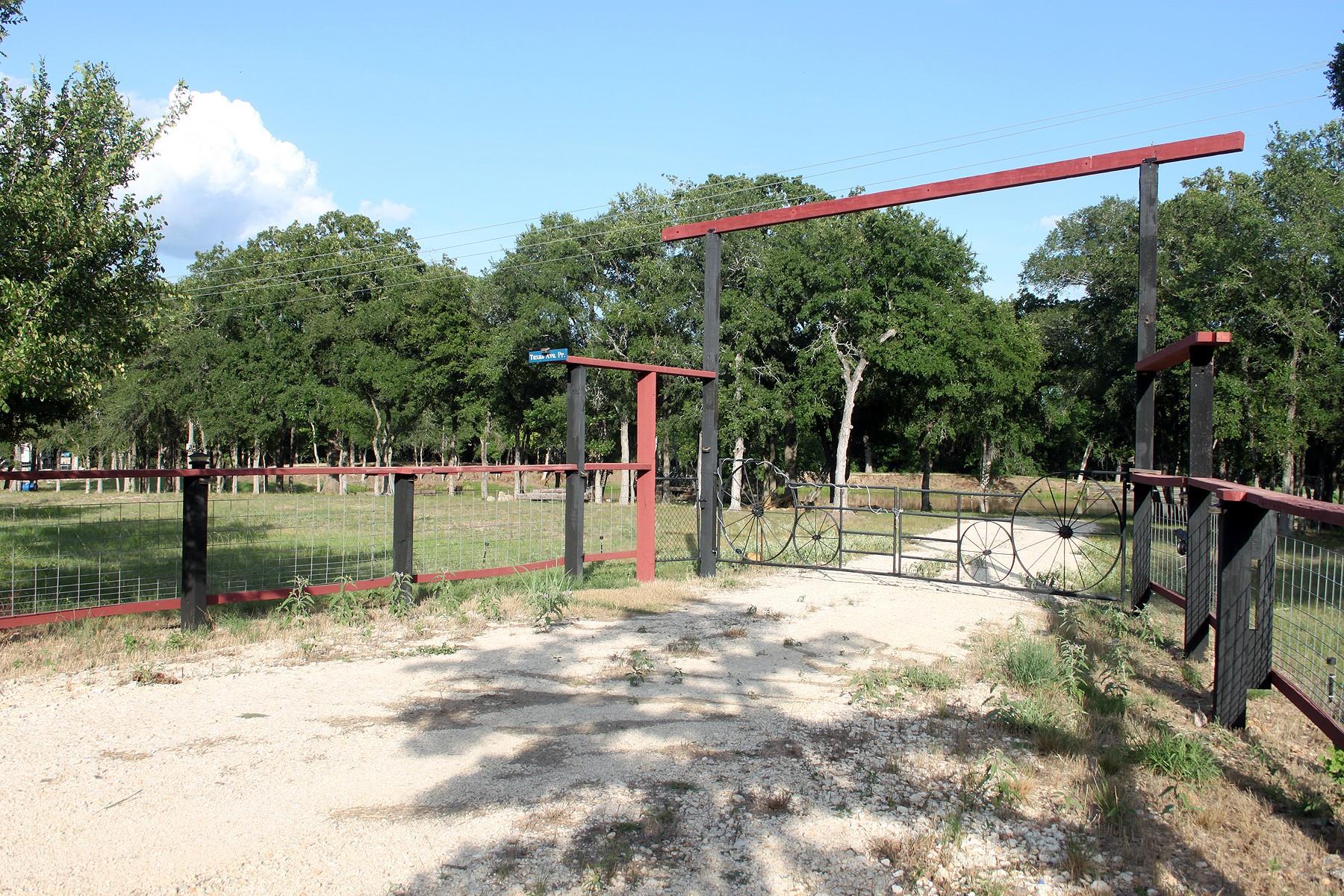 900 Old Lytton Springs Rd, Lockhart, TX 78644