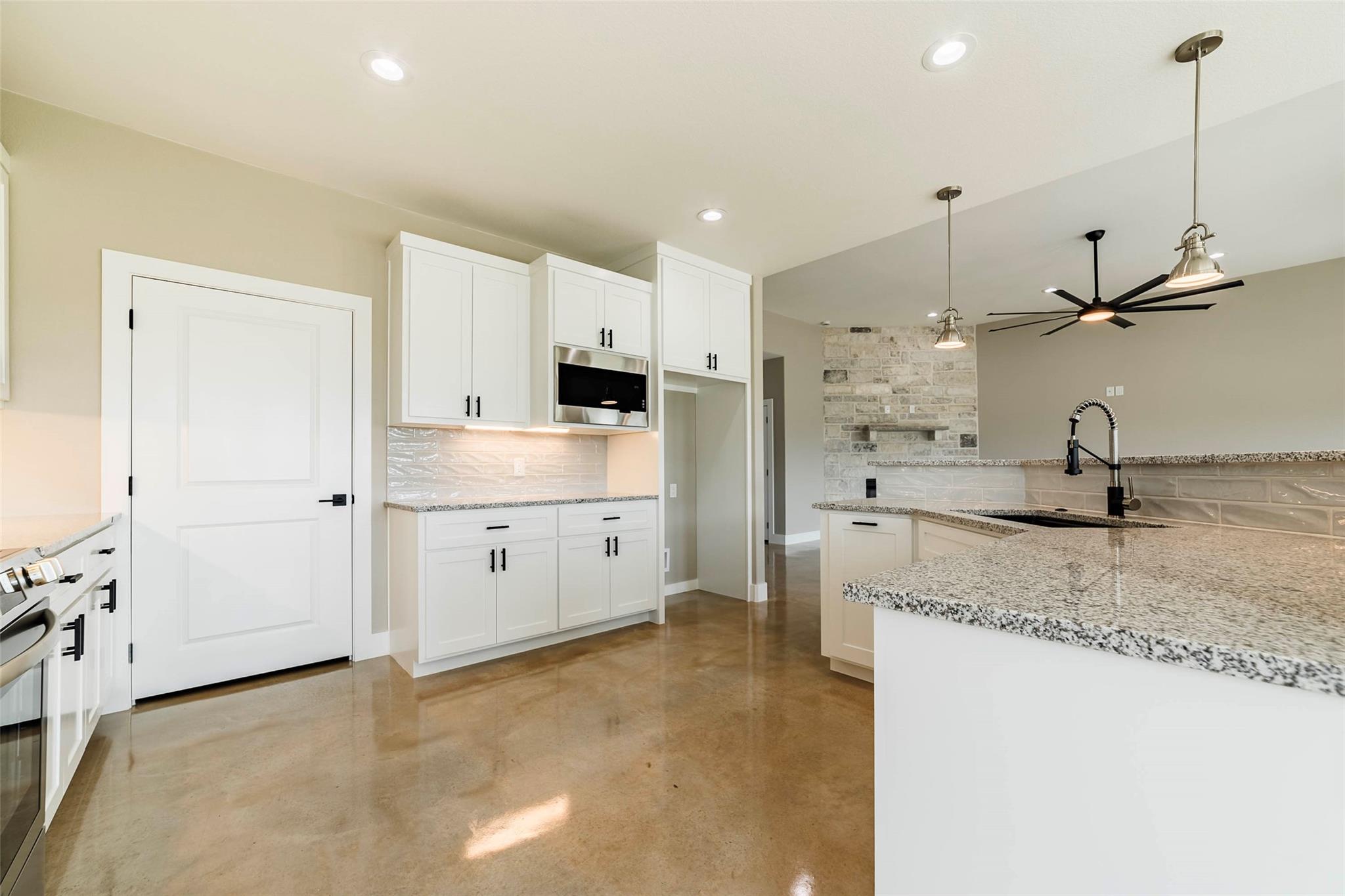 215 Oak Grove Pkwy, Kingsland, TX 78639