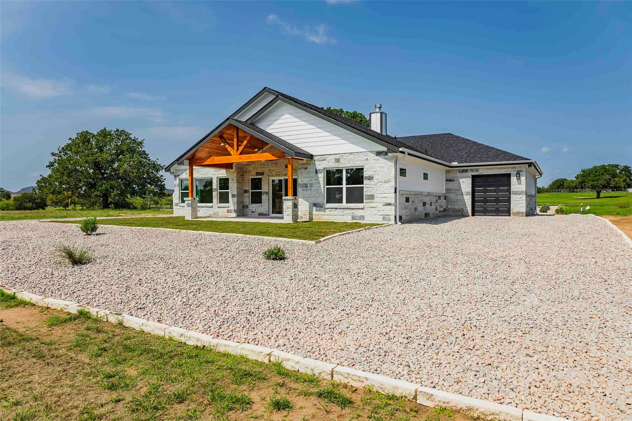 215 Oak Grove Pkwy, Kingsland, TX 78639