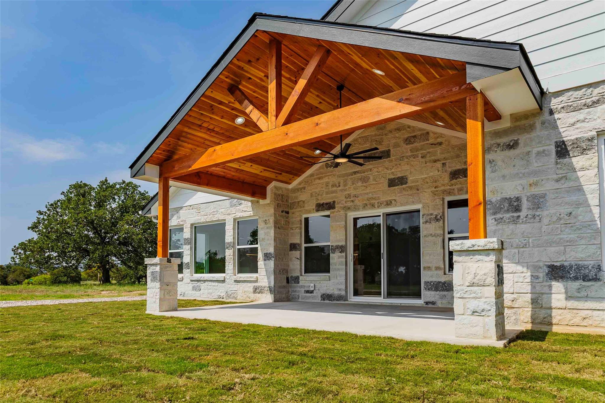 215 Oak Grove Pkwy, Kingsland, TX 78639