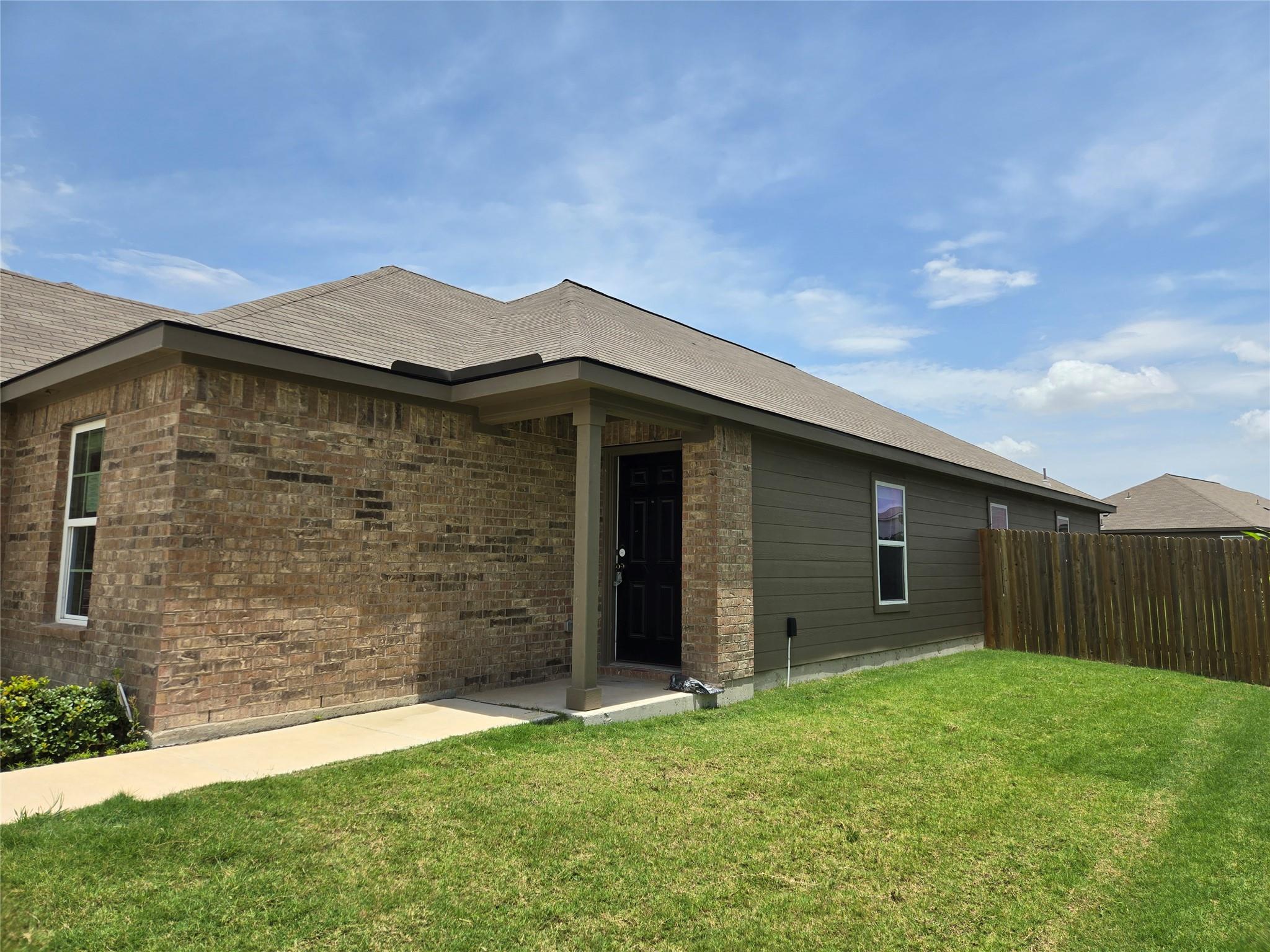 16416 Farmhouse Ln, Elgin, TX 78621