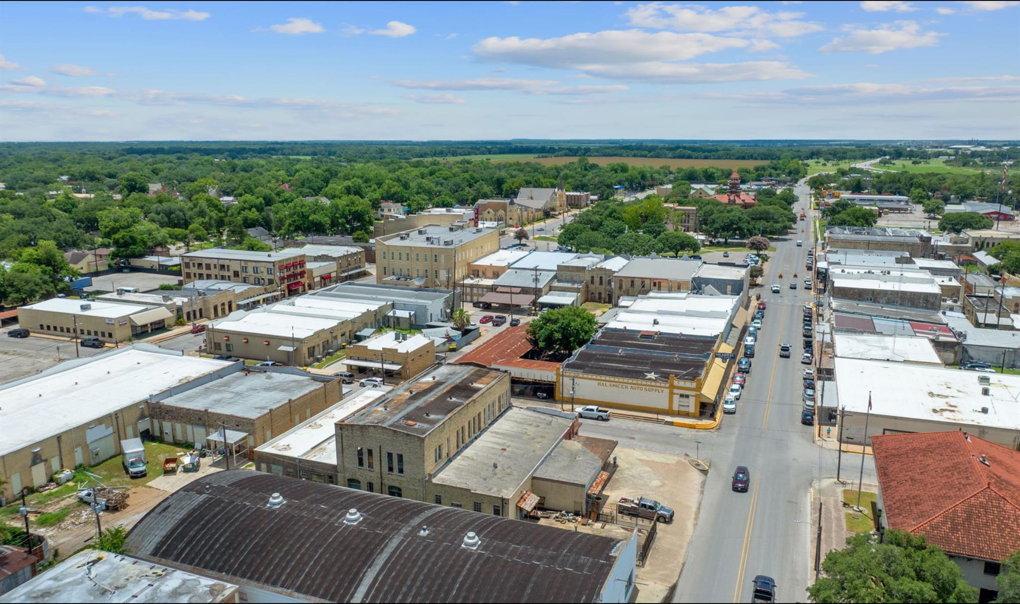 702 N Saint Joseph St, Gonzales, TX 78629