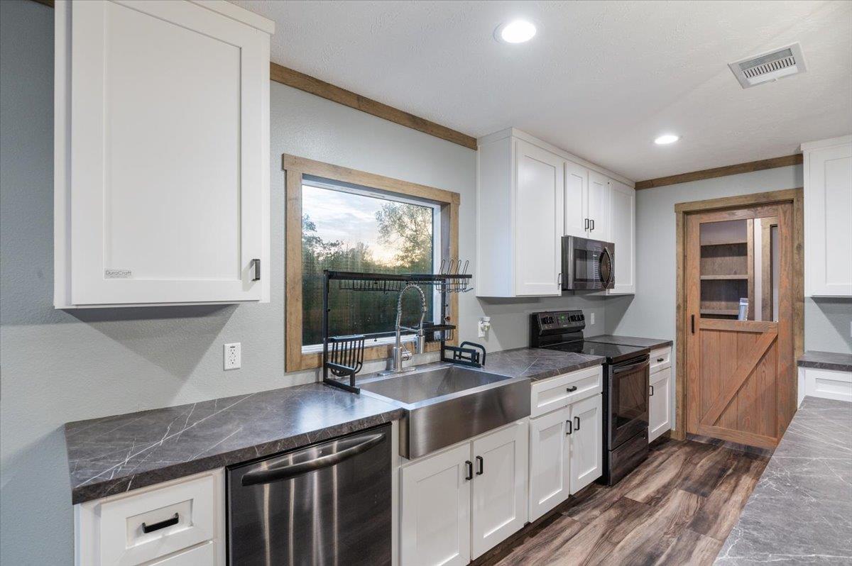 224 Demerson Ln, La Grange, TX 78945