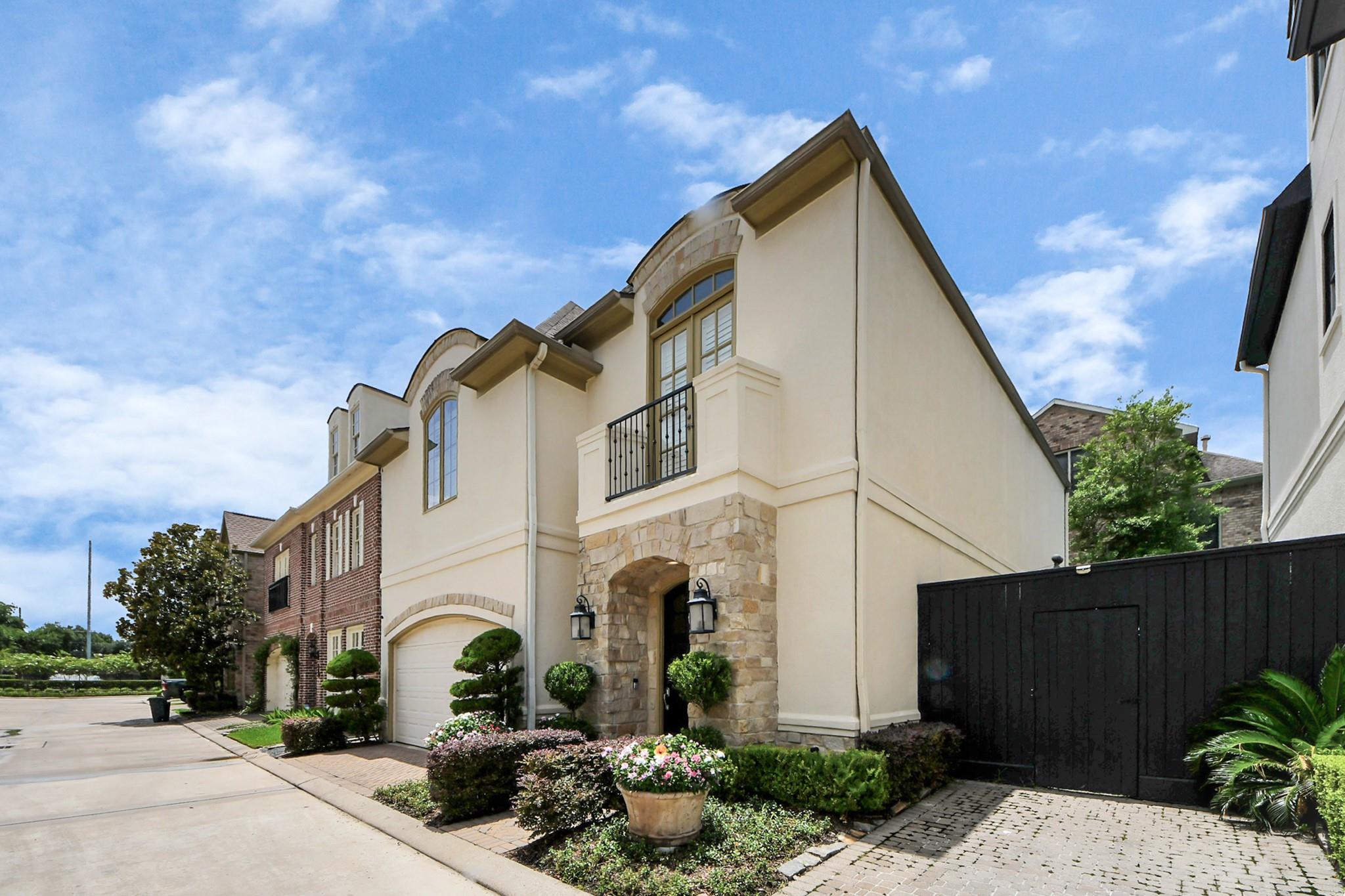 6310 Hermann Lake Dr, Houston, TX 77021