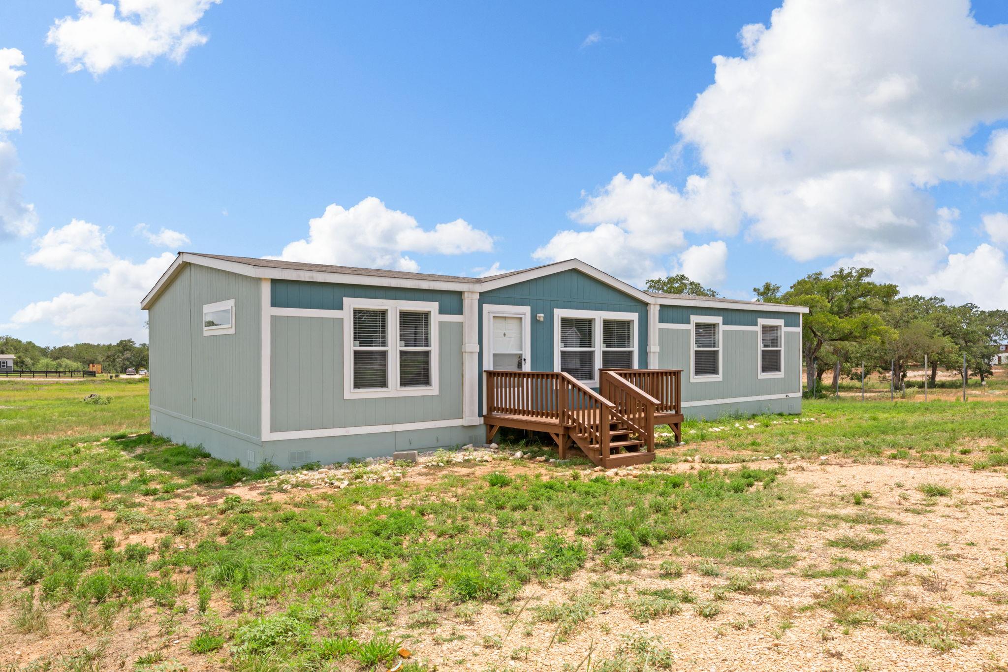 201 Luna Ct, Dale, TX 78616