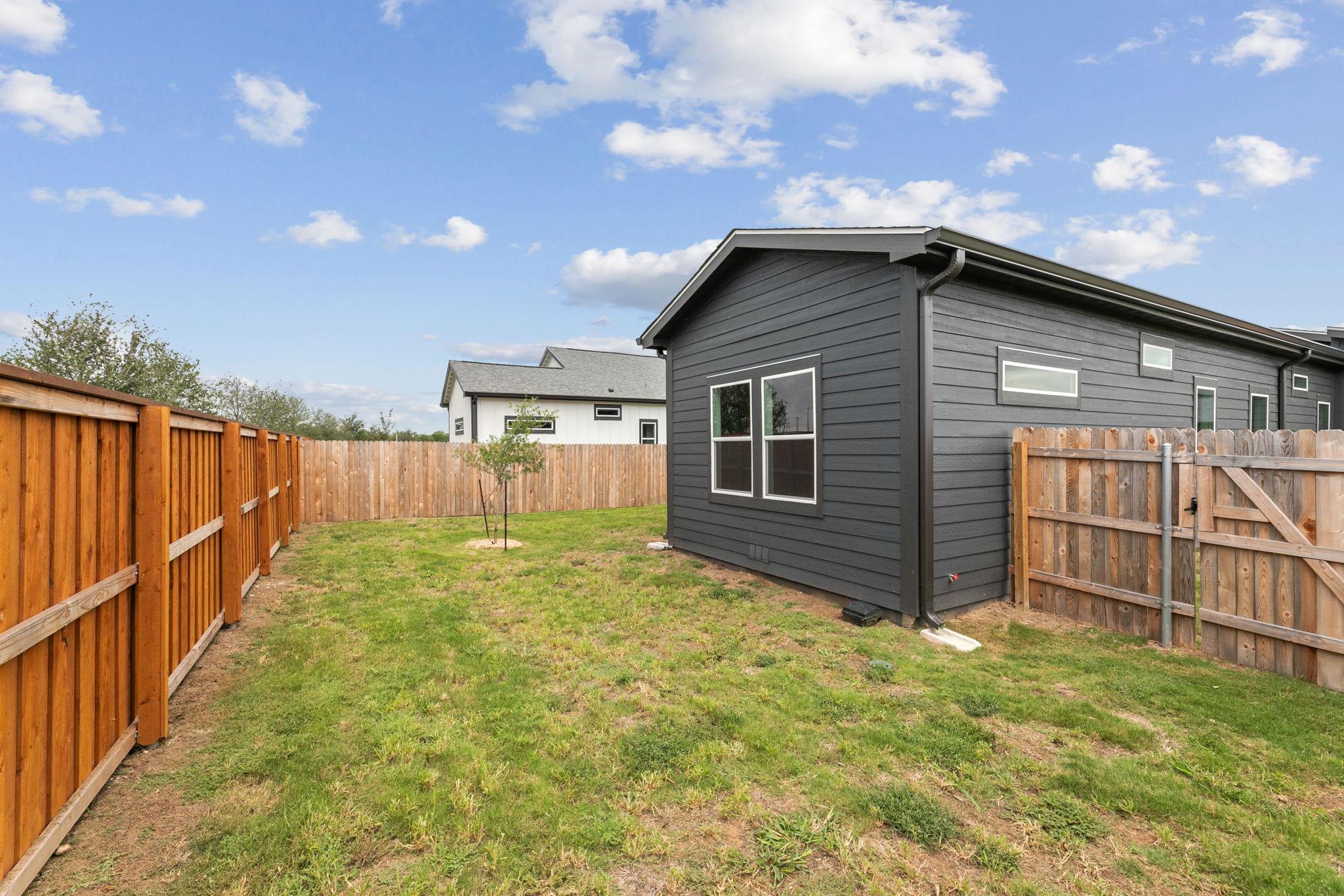 2028 Applewood Dr, Lockhart, TX 78644