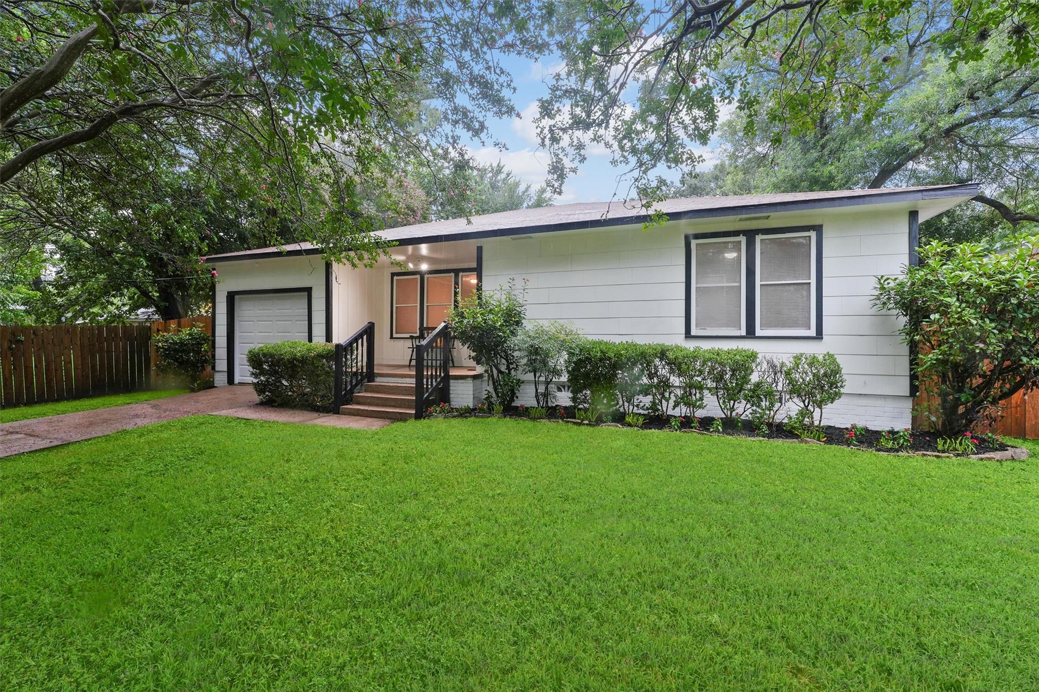907 Barnhill St, Brenham, TX 77833