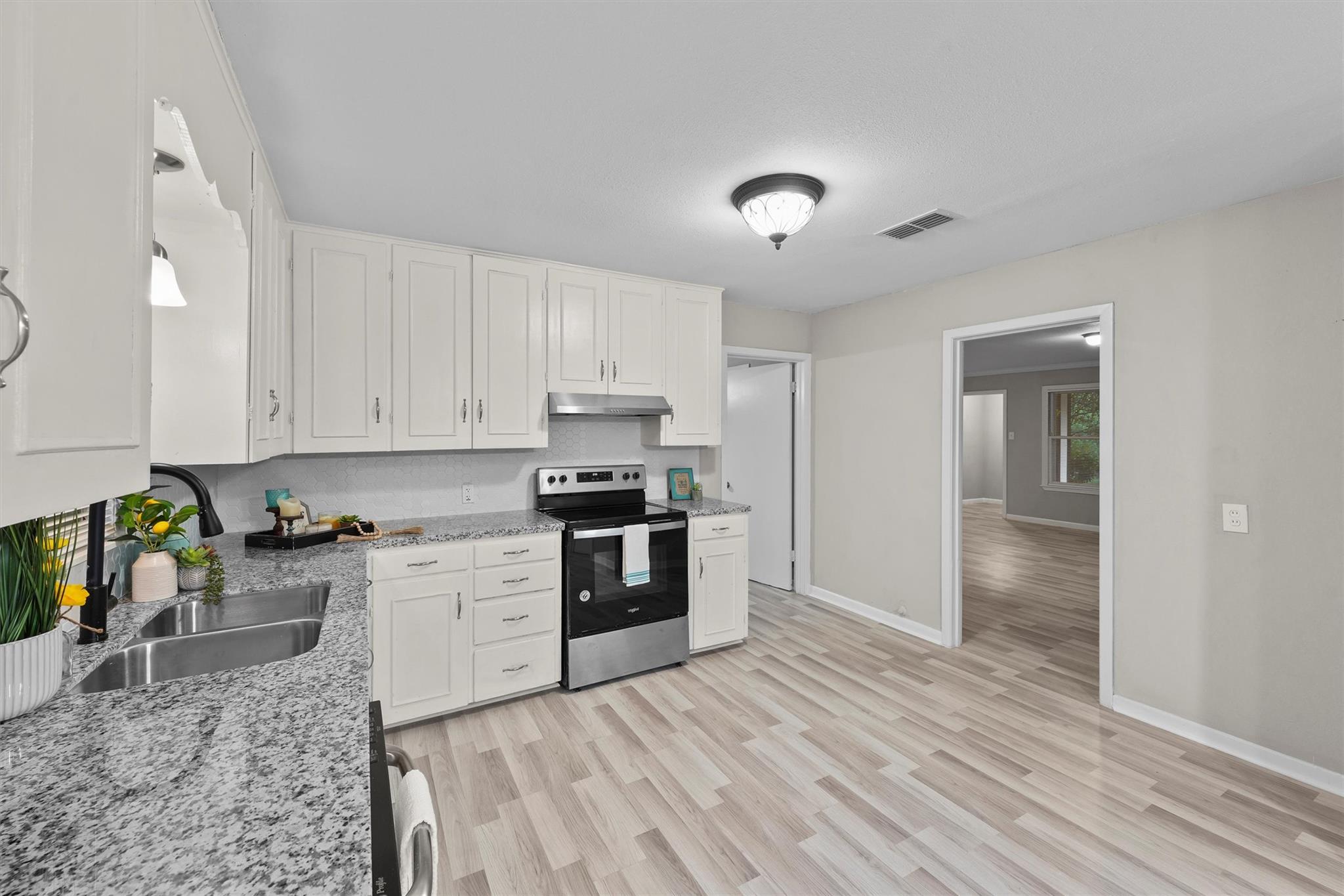 907 Barnhill St, Brenham, TX 77833