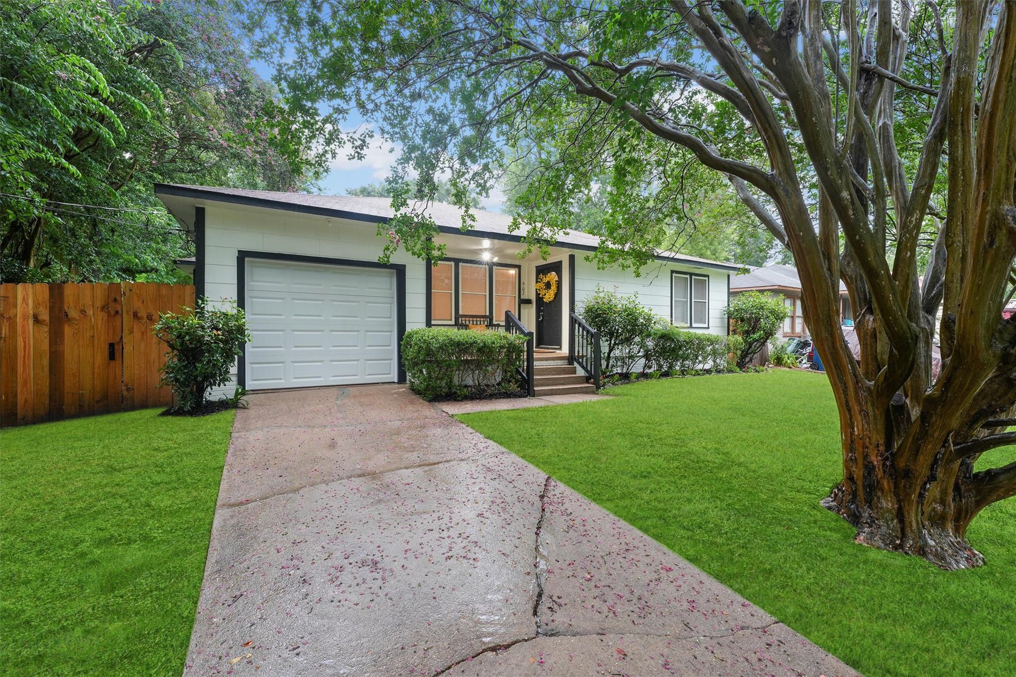 907 Barnhill St, Brenham, TX 77833