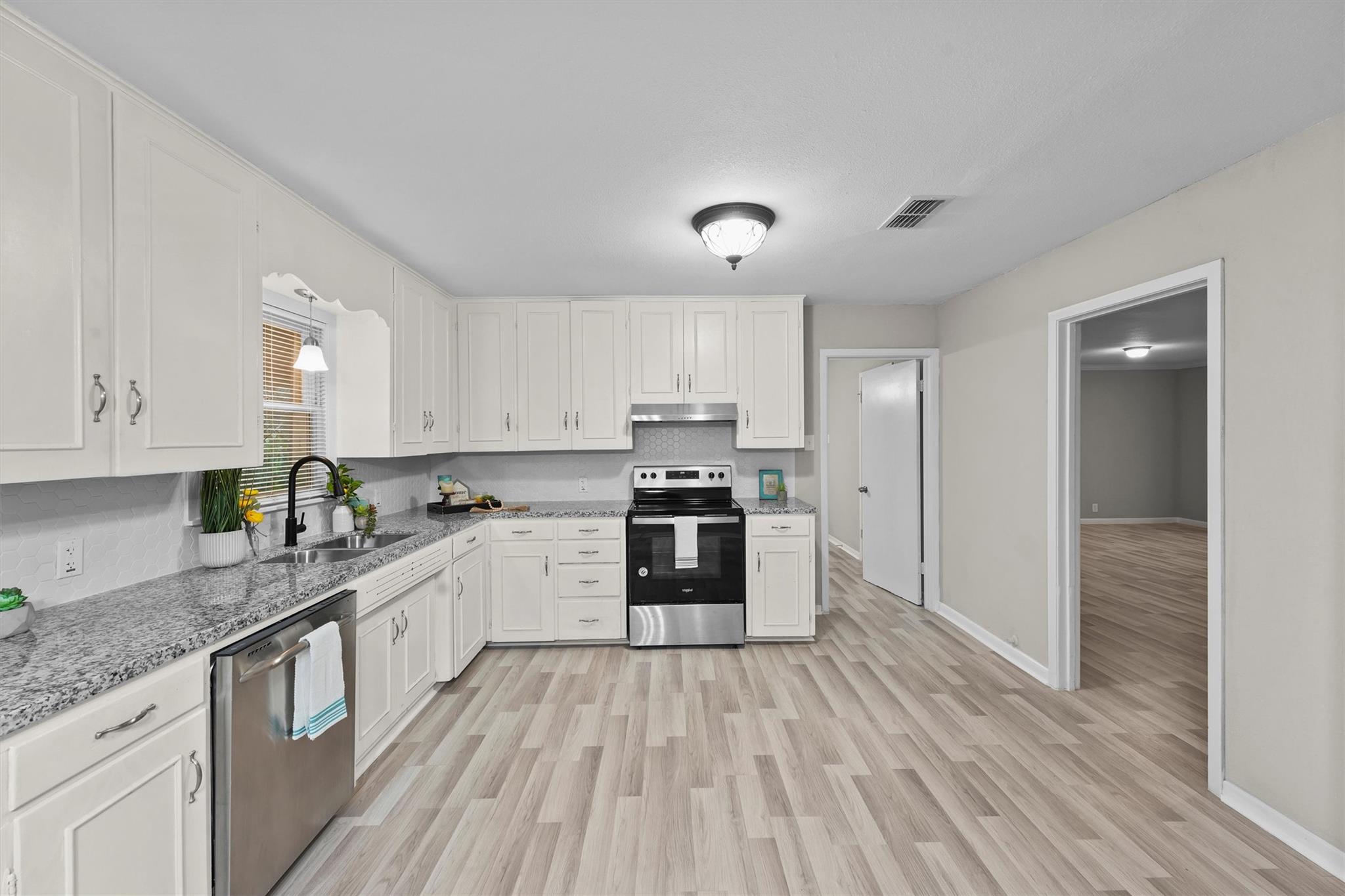 907 Barnhill St, Brenham, TX 77833