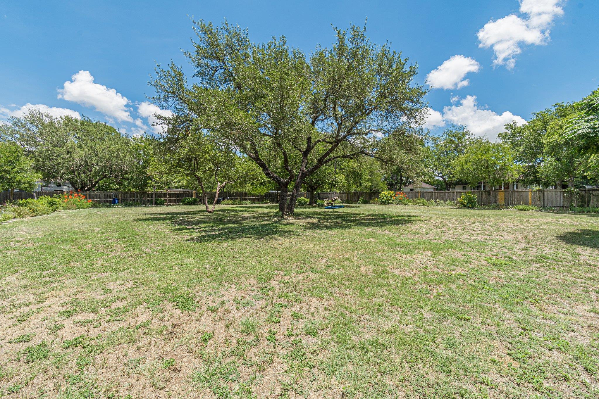 127 Maple Dr, Mountain City, TX 78610