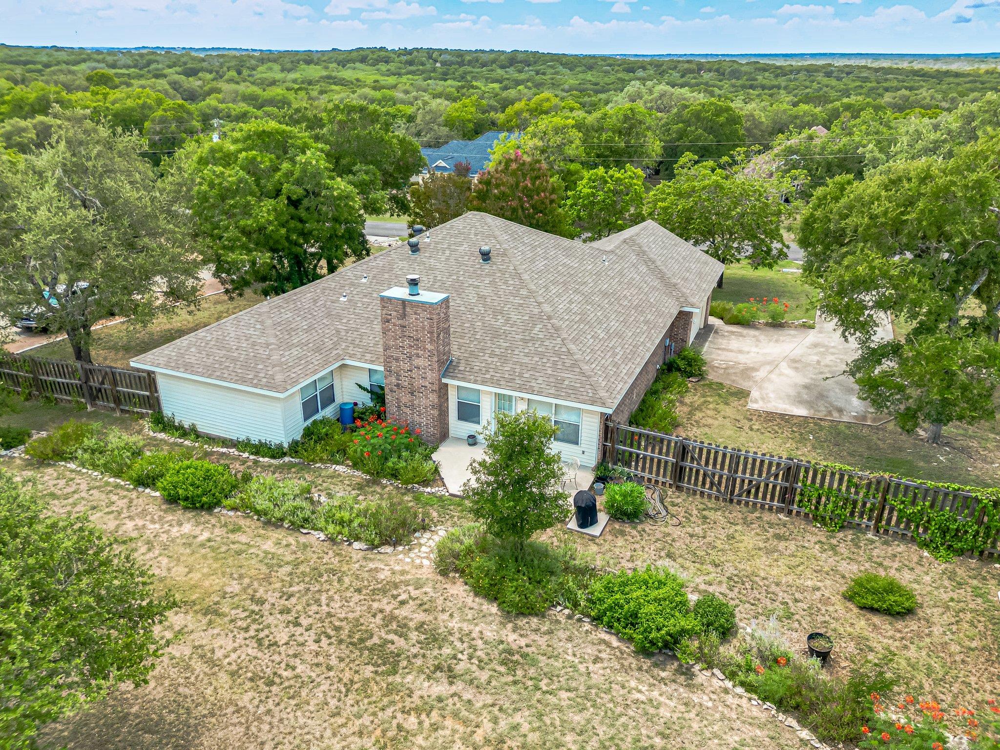 127 Maple Dr, Mountain City, TX 78610