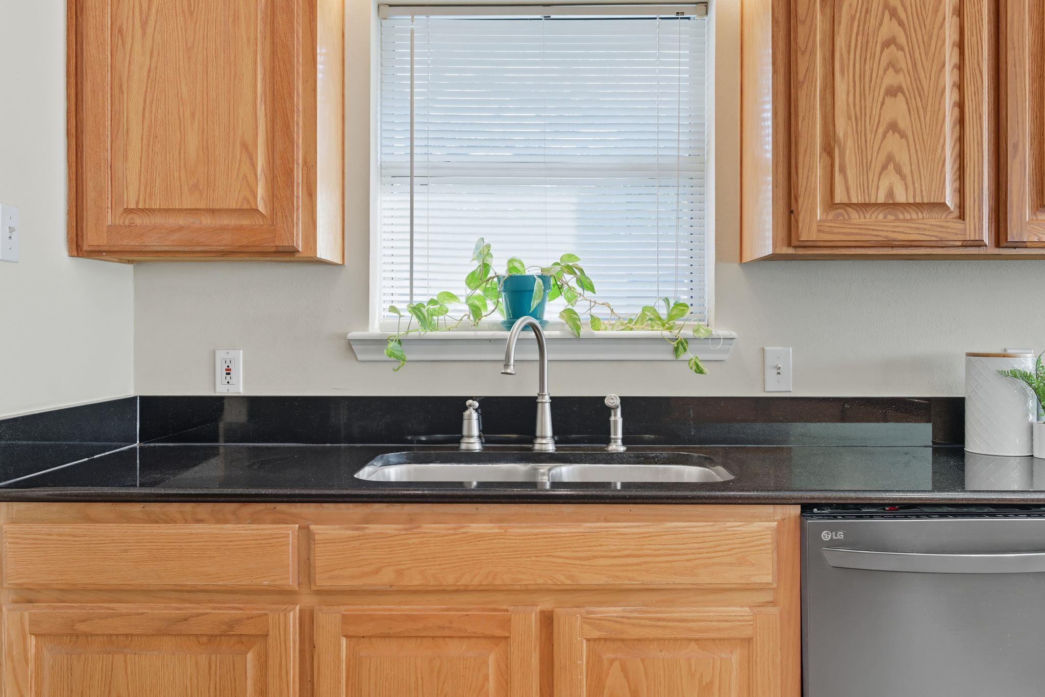 127 Maple Dr, Mountain City, TX 78610