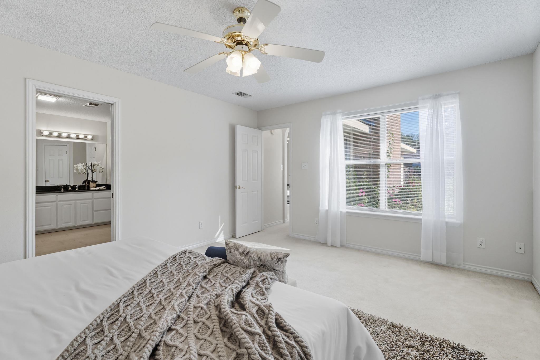 127 Maple Dr, Mountain City, TX 78610